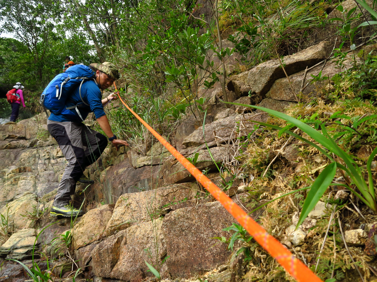 不同的地理環境亦會直接為登山者帶來危機，溪澗河谷、懸崖險脊、碎滑山徑皆可構成風險
