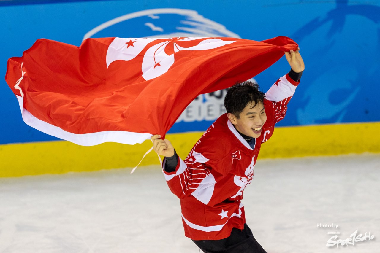 香港冰球隊戰勝四川 王贊霖披上區旗慶祝