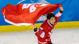 香港冰球隊戰勝四川 王贊霖披上區旗慶祝